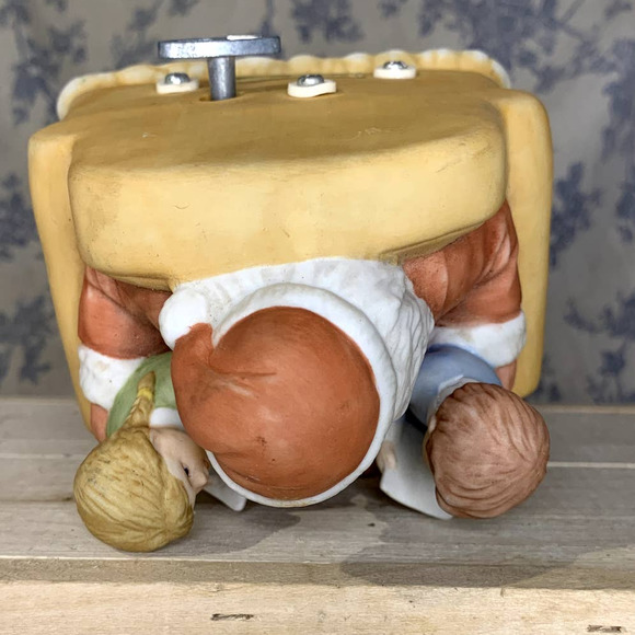 Vintage Enesco Treasured Memories Santa Claus is Coming to Town Music Figurine - Picture 10 of 10